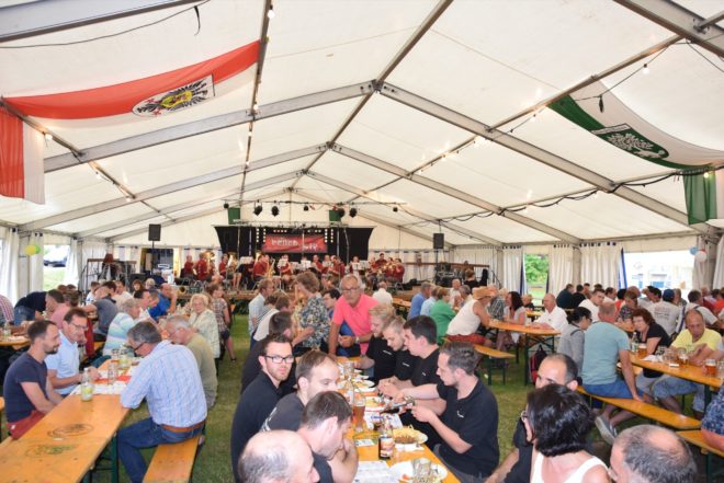 Blasmusik feiert Dorffest im Park