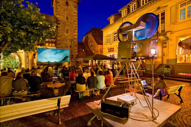 Biergarten-Kino: Spaß und Spannung auf dem Kanzleiplatz