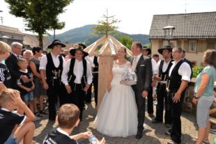 Linda und Markus Vögele mussten sich durchs Spalier arbeiten