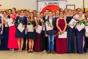 2018-7-11-GB-Gengenbach-Gymnasium-Gruppenbild-Zeugnisse-zusammengefuegt1