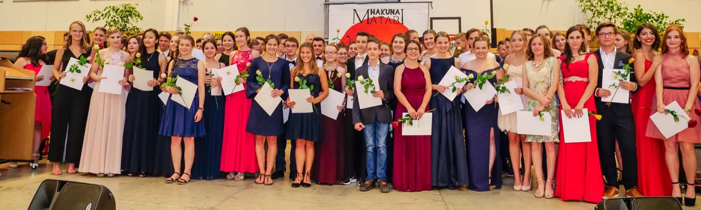 2018-7-11-GB-Gengenbach-Gymnasium-Gruppenbild-Zeugnisse-zusammengefuegt1