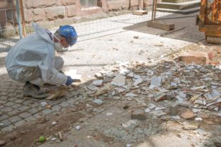 Bauschutt-Sünder entsorgt Fliesen