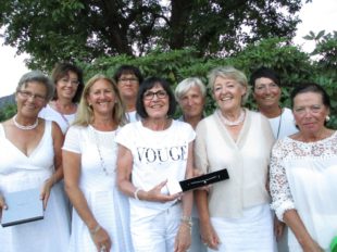 Ladies zeigten sich ganz in Weiß bei blauem Himmel und Gewitter