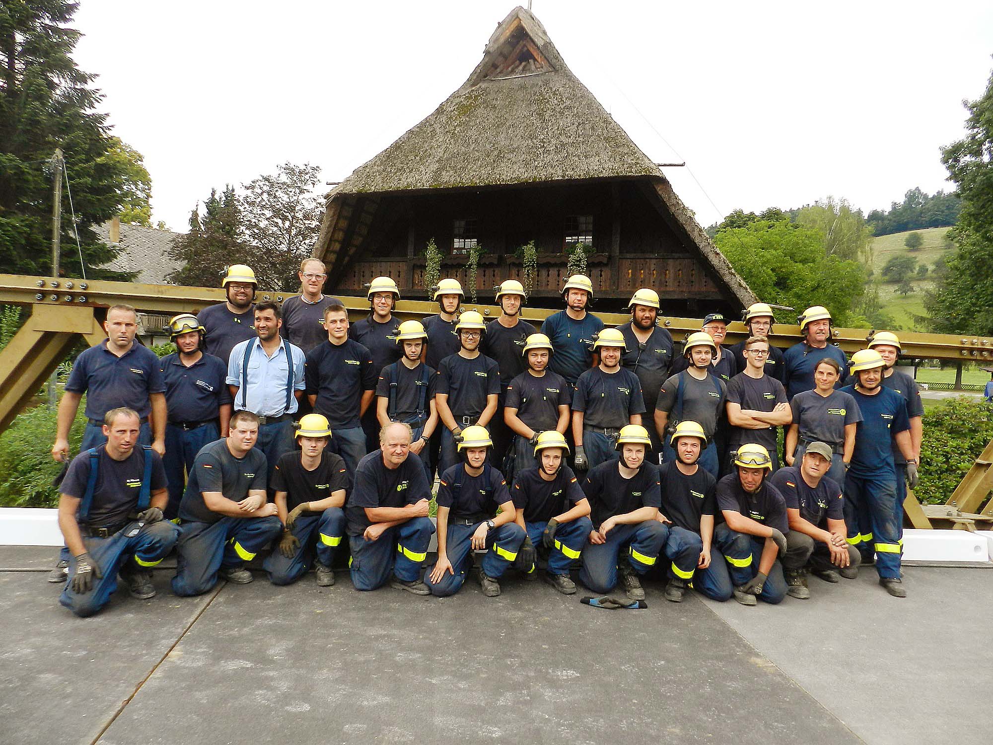 2018-7-23-ZE-UH-hpw-Behelfsbrücke Kurpark DSCN9047 THW-Helfer