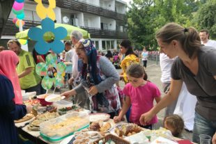 2018-8-10-ZE-Karin Metz-Sommerfest Laube-Ein Buffet voller internationaler Köstlichkeiten