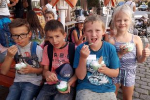 2018-8-22-NO-Claudia Moosmann-Sommerferienprogramm-Coole Sache-2 Eisbecher genießen