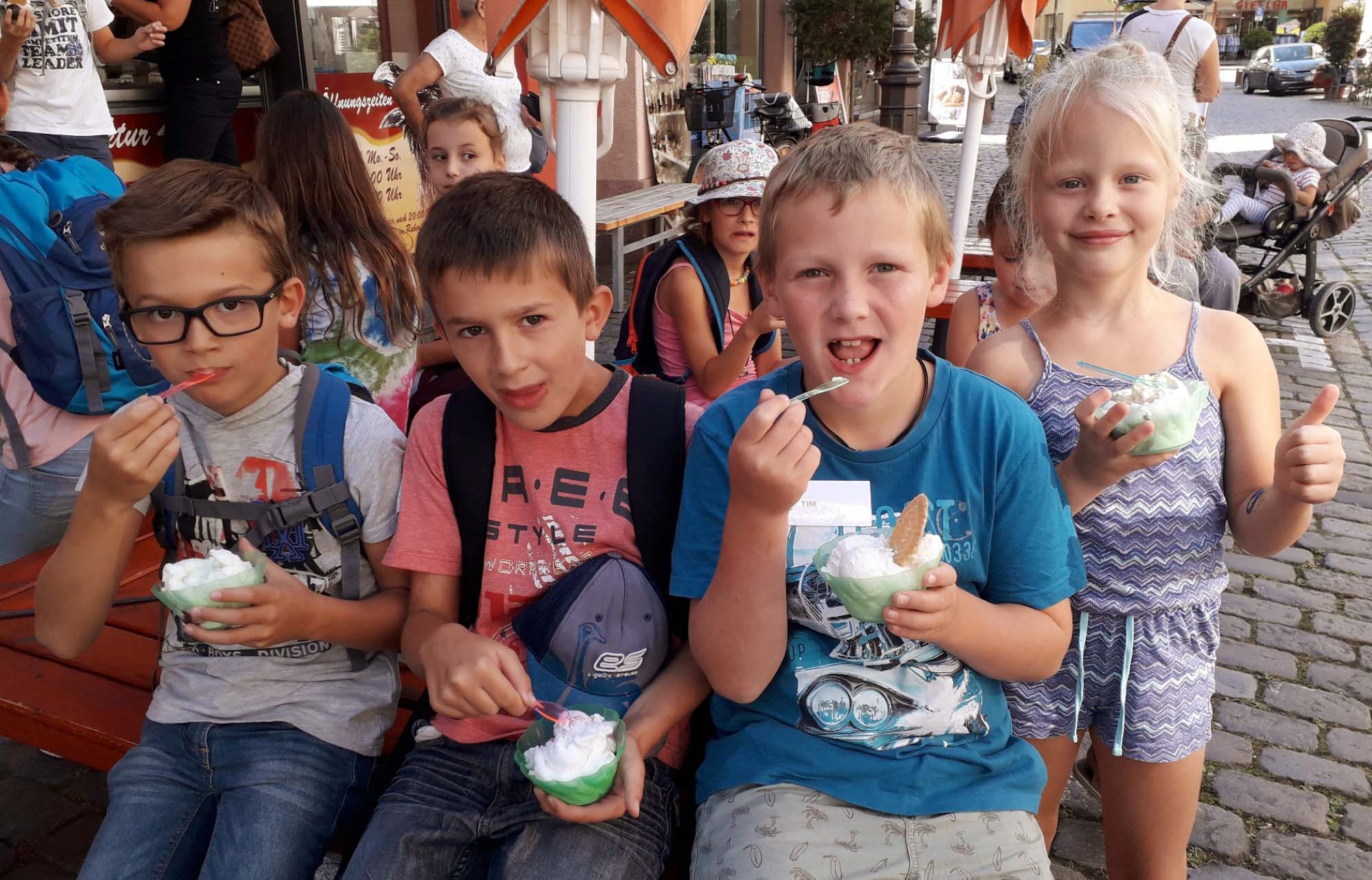 2018-8-22-NO-Claudia Moosmann-Sommerferienprogramm-Coole Sache-2 Eisbecher genießen