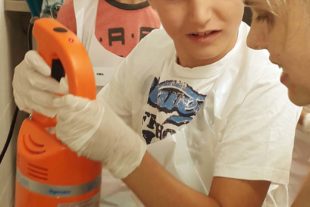 2018-8-22-NO-Claudia Moosmann-Sommerferienprogramm-Coole Sache-3 Samuel am Pürierstab