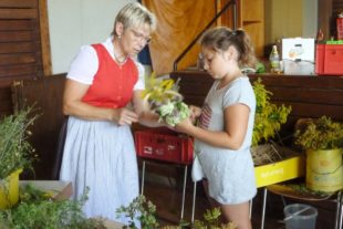 2018-8-22-NO-Claudia Moosmann-Sommerferienprogramm-Kräuterbüschelbinden-P1010875