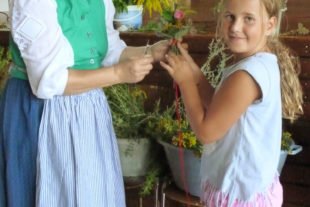 2018-8-22-NO-Claudia Moosmann-Sommerferienprogramm-Kräuterbüschelbinden-P1010876