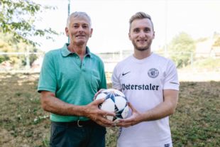 Hubert Pfundstein spendet den Spielball