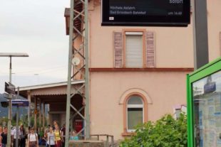 2018-8-22-ZE-Bertram Sandfuchs-Haltestellen Harmersbachtalbahn-01 Neuer Zugverbindungsanzeiger am Bahnhof Biberach DSC00313