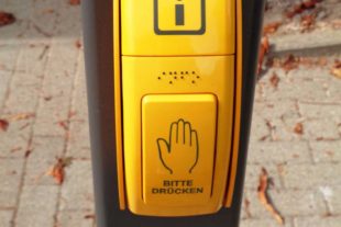 2018-8-22-ZE-Bertram Sandfuchs-Haltestellen Harmersbachtalbahn-03 Der gelbe Vorlesetaster für Blinde oder sehbehinderte Fahrgäste DSC00309