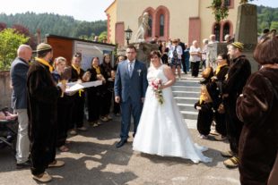 Große Gratulantenschar in Uniform für Sebastian und Christina Leppert