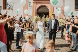 Mit weißen Luftballons ins Eheglück