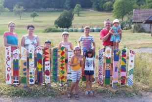 2018-8-3-NO-Tourist-Information Nordrach-Sommerferienprogramm-Lattenzaun mit Künstler