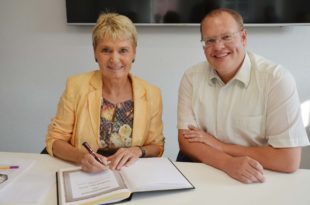 Staatssekretärin Gurr-Hirsch trug sich zwei Mal ins goldene Buch ein