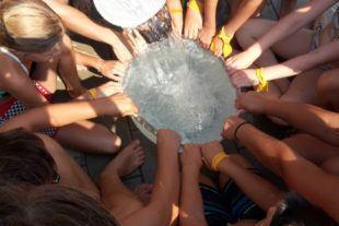 2018-8-8-BI-Simone Martin-DLRG-Biberstarken Ferienprogramm-Bademütze füllen 2