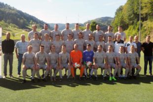 2018-9-26-BI-PB-bsch-DJK-Mannschaftsfoto mit Sponsoren Kammerer und G U T