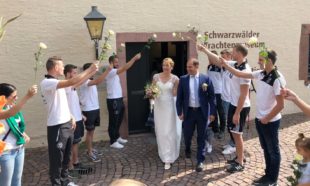 DJK gratulierte mit großem Spalier Markus und Cindy Schäfer zur Hochzeit
