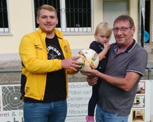 Innenausbau Münchbach spendet den Spielball