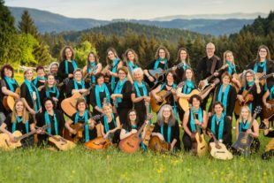 2018-10-1-NO-Verein-Gitarrenverein-Gruppenbild kleiner