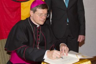 2018-10-24-OH-kal-Goldenes Buch-Erzbischof Stephan Burger-vkMG8A0543b