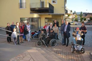 Falschparker behindern Fußgänger