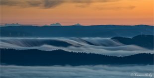 Herbstliches Wetterschauspiel mit Nebelfluss ins Harmersbachtal