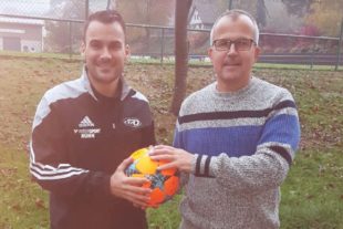 Clemens Schäck spendet den SVO-Spielball