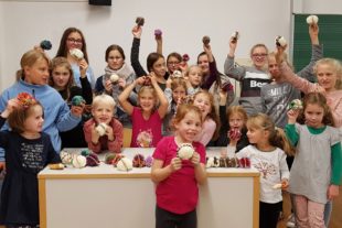 2018-11-23-OH-Bianca Neumaier-Kindervolkstanzgruppe-Igelbasteln