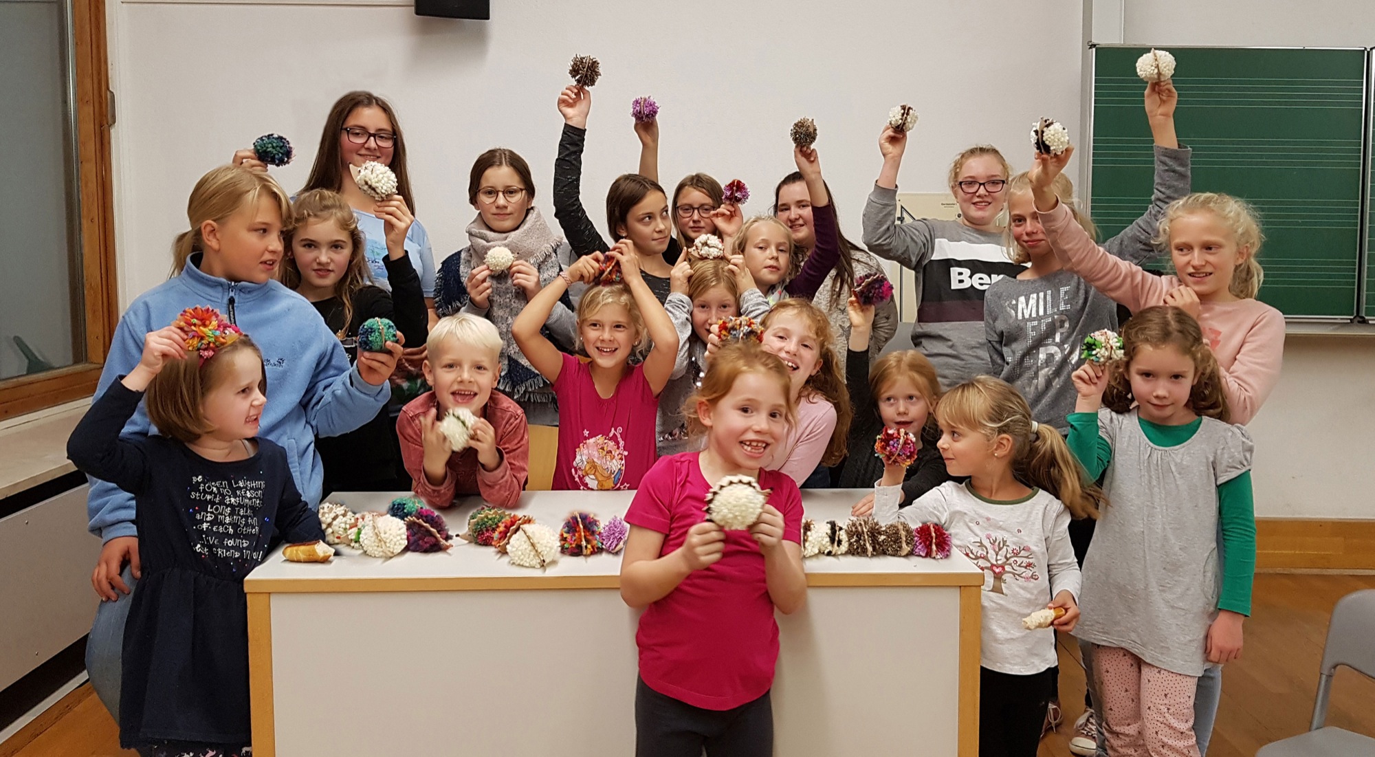 2018-11-23-OH-Bianca Neumaier-Kindervolkstanzgruppe-Igelbasteln