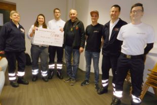 2018-11-23-ZE-UH-hpw-Eckwaldhexen-Spende an DRK-Helfer vor Ort-DSCN9258