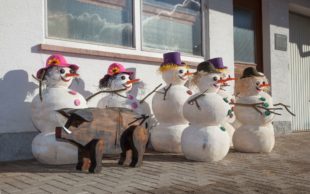 Schneemänner und -frauen tricksen Winter aus