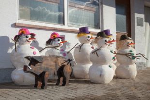 2018-11-26-OH-kal-Bauhof der Gemeinde-Schneemänner und Frauen aus Holz-vkIMG_6021b,jpg
