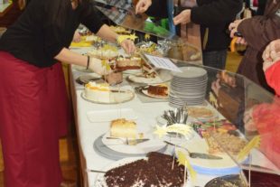 2018-11-28-NO-Barbara Kamm-Essig-Nordracher Weihnachtsmarkt-Kuchenbuffet in der Halle