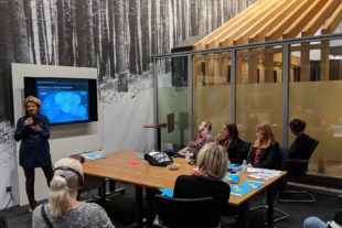 2018-11-7-BI-Hund Möbelwerke Biberach-Messeauftritt-Orgatec 2018_Seminar_Gebhardt_Hund Moebelwerke