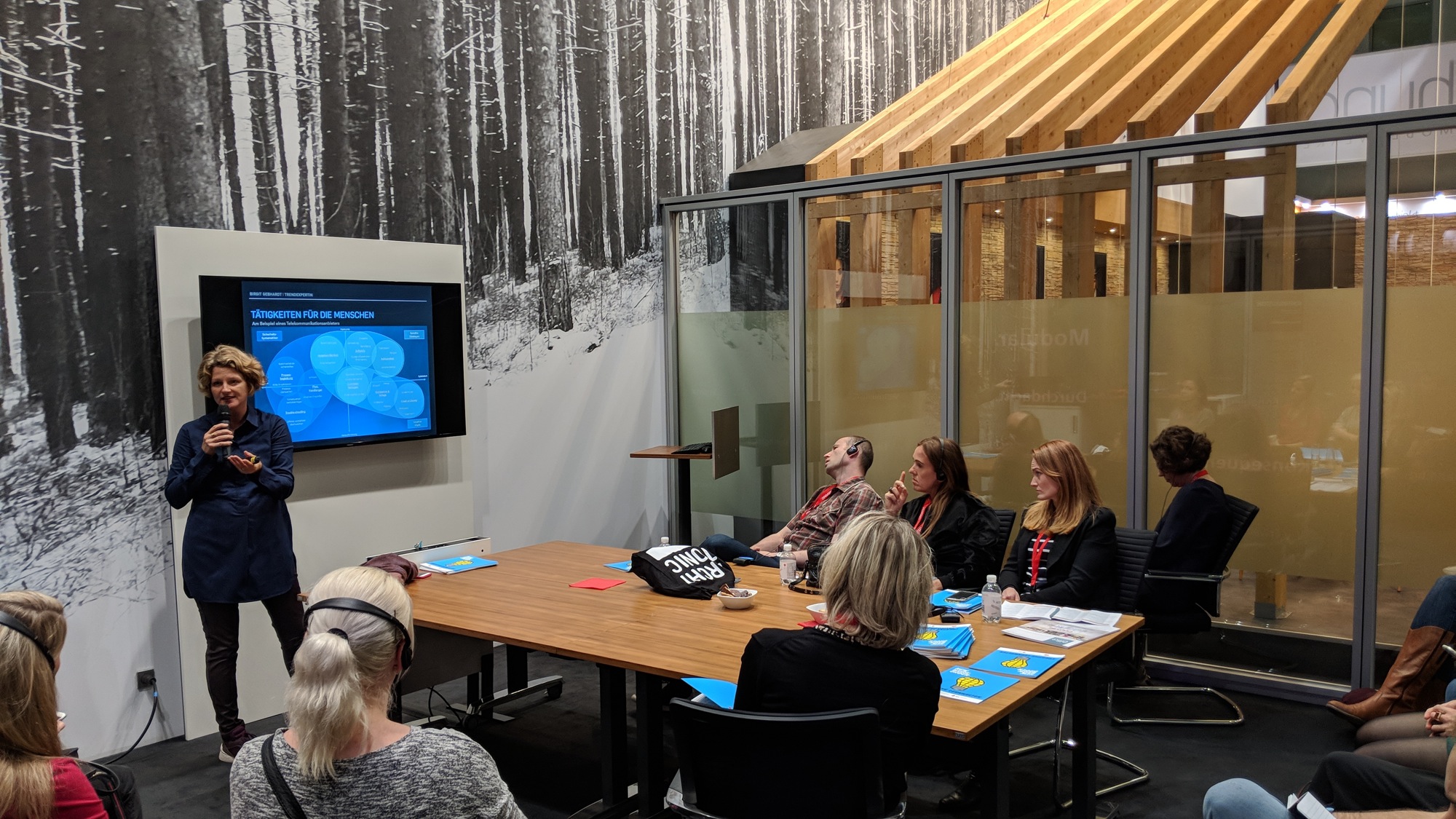 2018-11-7-BI-Hund Möbelwerke Biberach-Messeauftritt-Orgatec 2018_Seminar_Gebhardt_Hund Moebelwerke