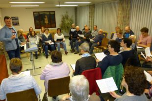 2018-11-9-NO-bia-Chor der Klänge-Herbstkonzert-Dienstjubiläum Viktor Kraus-Chor lachen