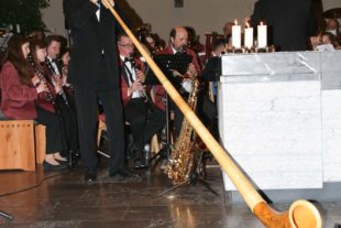2018-12-17-BI-dp-Kirchenkonzert-Niclas Pfeiffle Alphorn