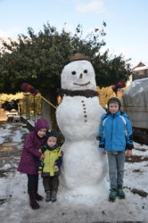 Die ersten Schneemänner des Winters sind gebaut