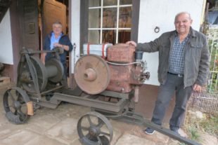 2018-12-7-NO-bia-Historische Fläschelmaschine-beide