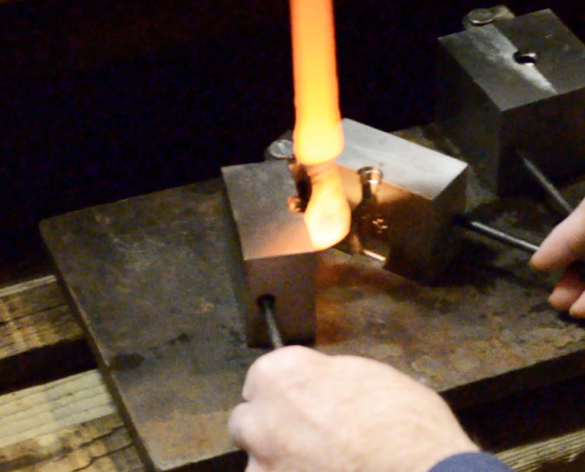 2019-2-22-NO-bia-Glashansel-Werkzeug-u-glühender Glastropfen