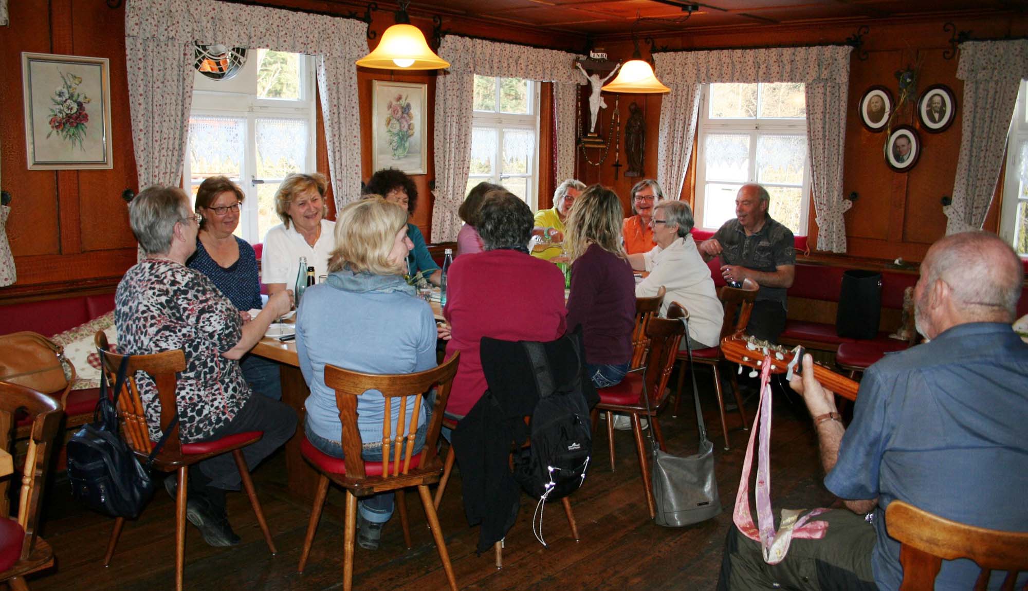 2019-3-20-OH-Jill Löffler-Bärlauch-Wochen OH-Im Anschluss an den Bärlauch-Kochworkshop geht es gemütlich zu.