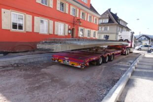 Tragseilhülse gerissen: Betonplatte kracht zurück auf LKW