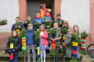 Prächtige Palmen an der Pfarrkirche