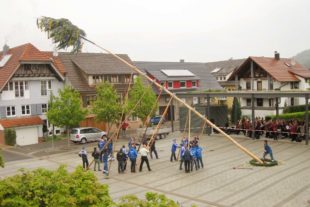 2019-4-24-BI-Gemeinde-Archivbild Maibaum-Maibaumstellen