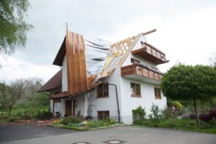 Sturm macht Haus unbewohnbar