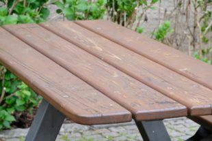 Schmiererei auf Tischen und Bänken