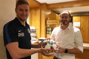 2019-4-29-UH-cw-FVU_Ballspende_Philipp_Lehmann